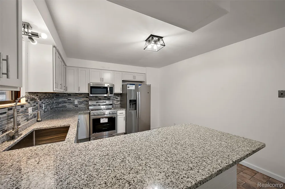 7427 Emerson Washington Township, MI 48094