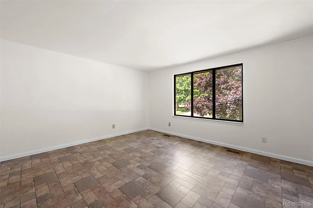 7427 Emerson Washington Township, MI 48094