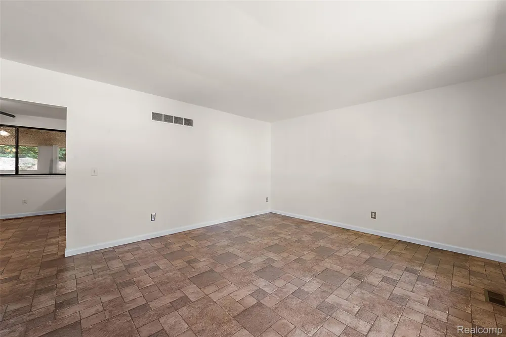 7427 Emerson Washington Township, MI 48094
