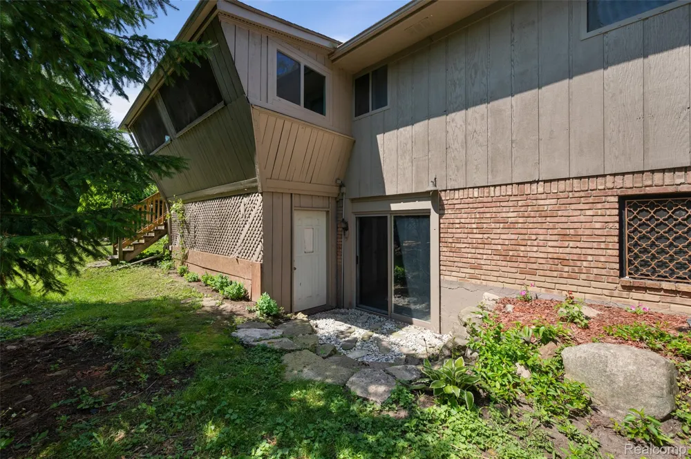 7427 Emerson Washington Township, MI 48094