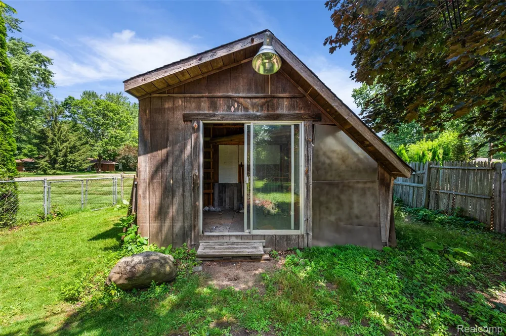 7427 Emerson Washington Township, MI 48094