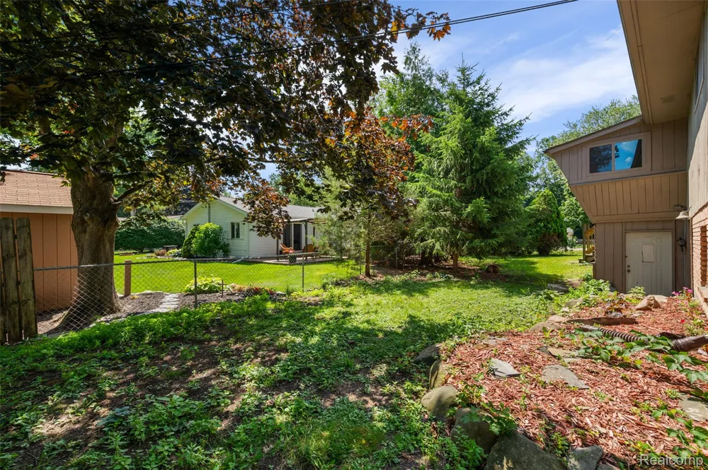 7427 Emerson Washington Township, MI 48094