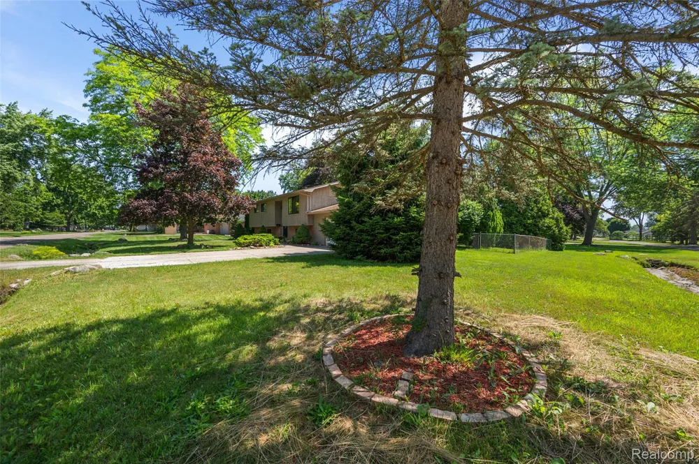 7427 Emerson Washington Township, MI 48094