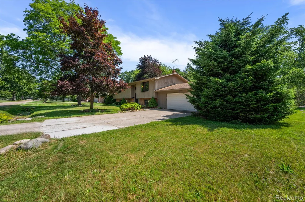 7427 Emerson Washington Township, MI 48094