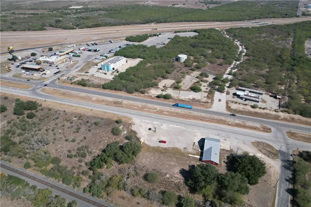 6284 Highway 281 Three Rivers, TX 78071