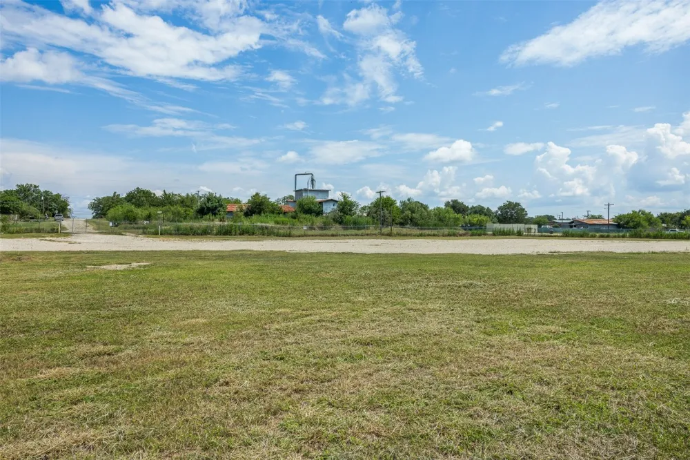 6 S TITUS STREET Giddings, TX 78942