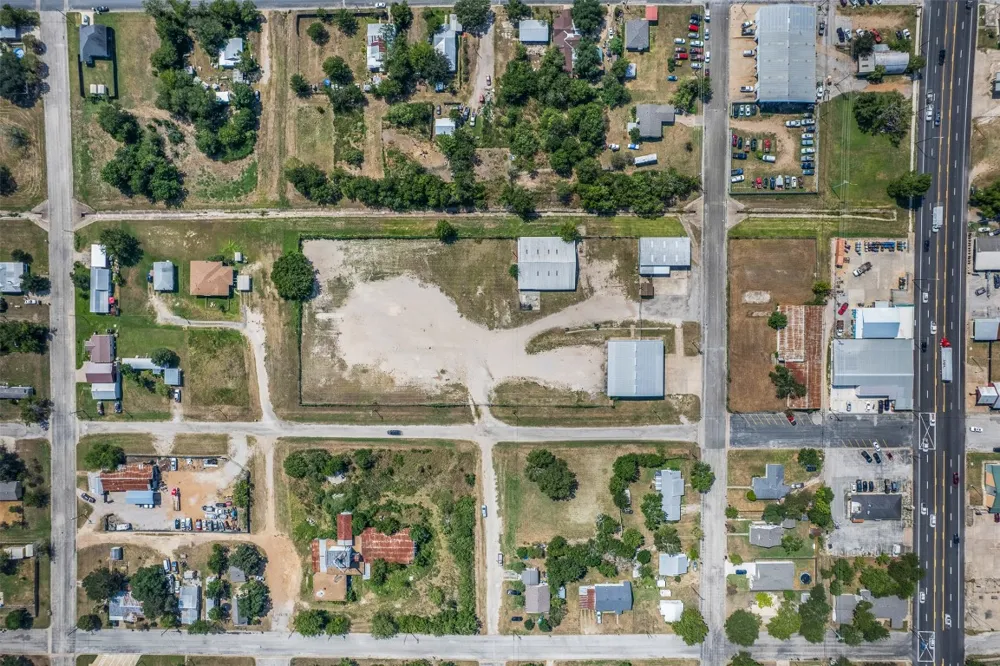 6 S TITUS STREET Giddings, TX 78942
