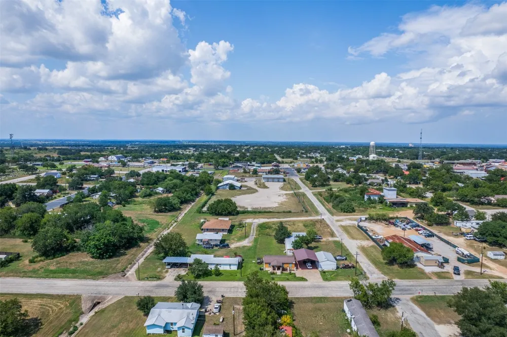 6 S TITUS STREET Giddings, TX 78942