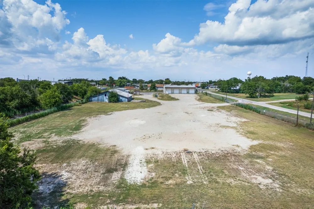 6 S TITUS STREET Giddings, TX 78942