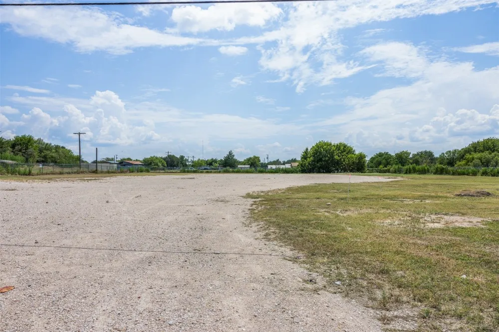 5 S TITUS STREET Giddings, TX 78942