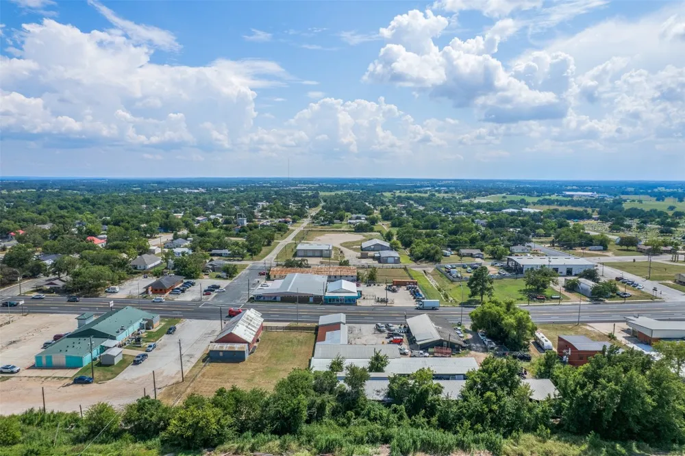 5 S TITUS STREET Giddings, TX 78942