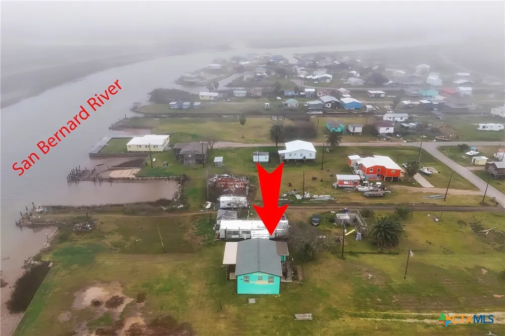 1725 CR 441d Brazoria, TX 77422