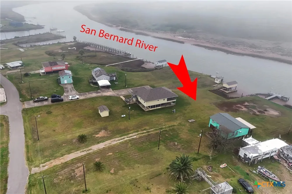 1725 CR 441d Brazoria, TX 77422