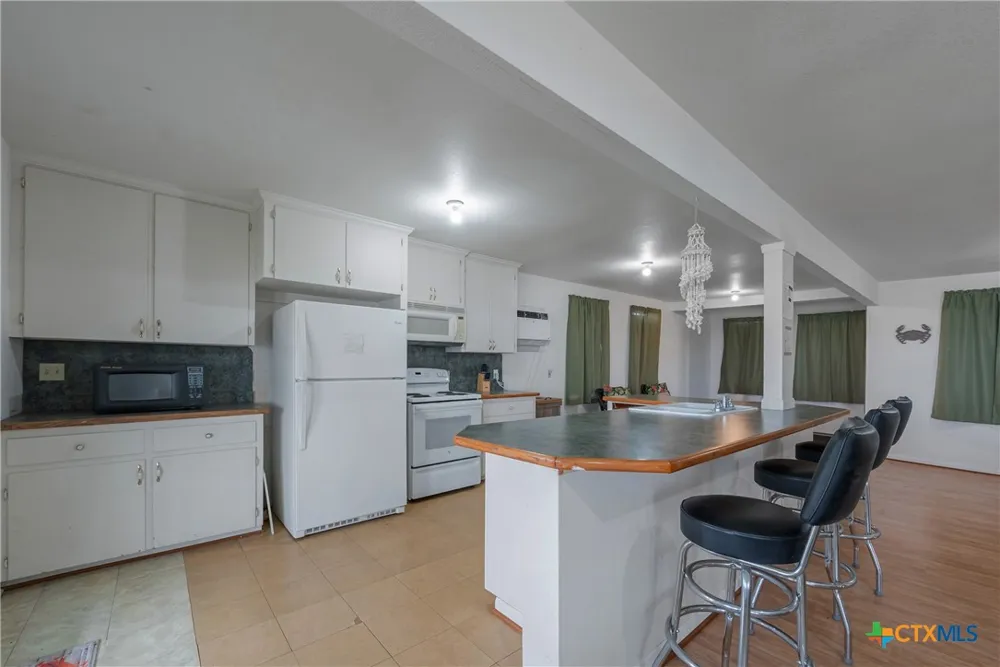 1725 CR 441d Brazoria, TX 77422
