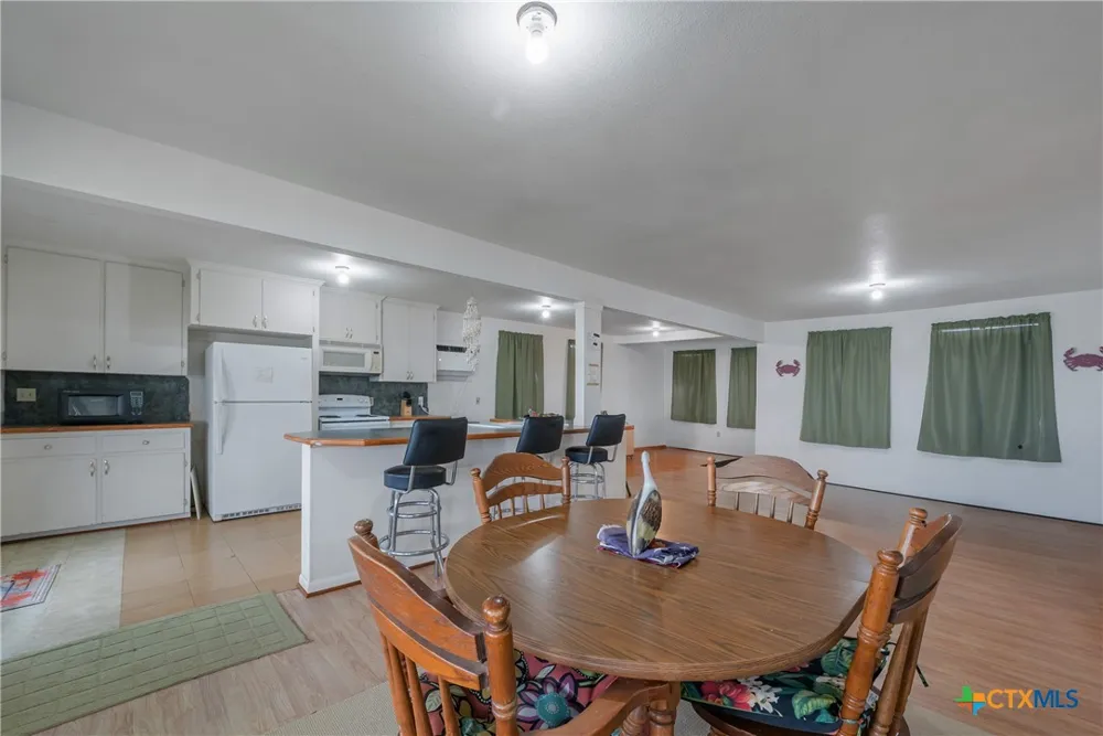1725 CR 441d Brazoria, TX 77422