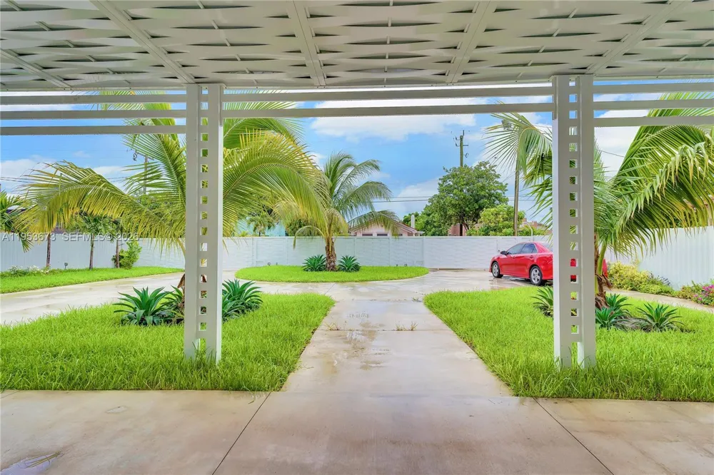2247 NW 2nd St Miami, FL 33125