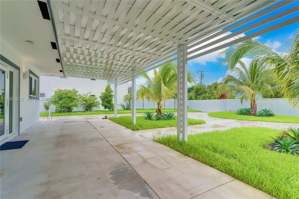 2247 NW 2nd St Miami, FL 33125