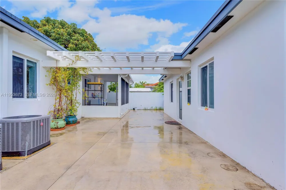 2247 NW 2nd St Miami, FL 33125