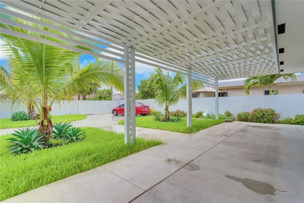 2247 NW 2nd St Miami, FL 33125