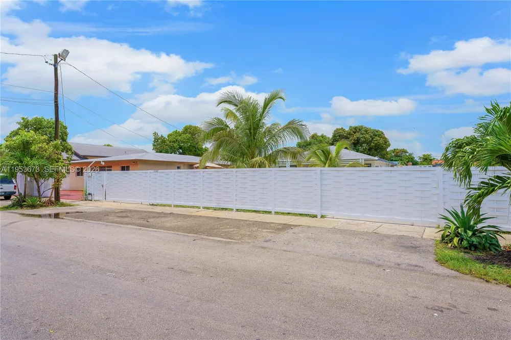 2247 NW 2nd St Miami, FL 33125