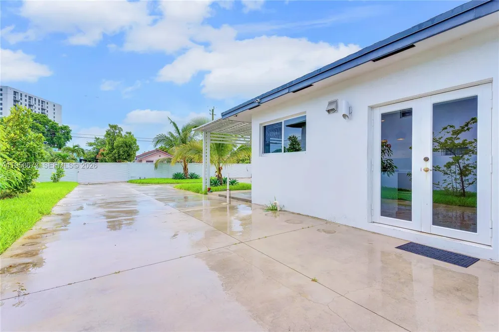 2247 NW 2nd St Miami, FL 33125
