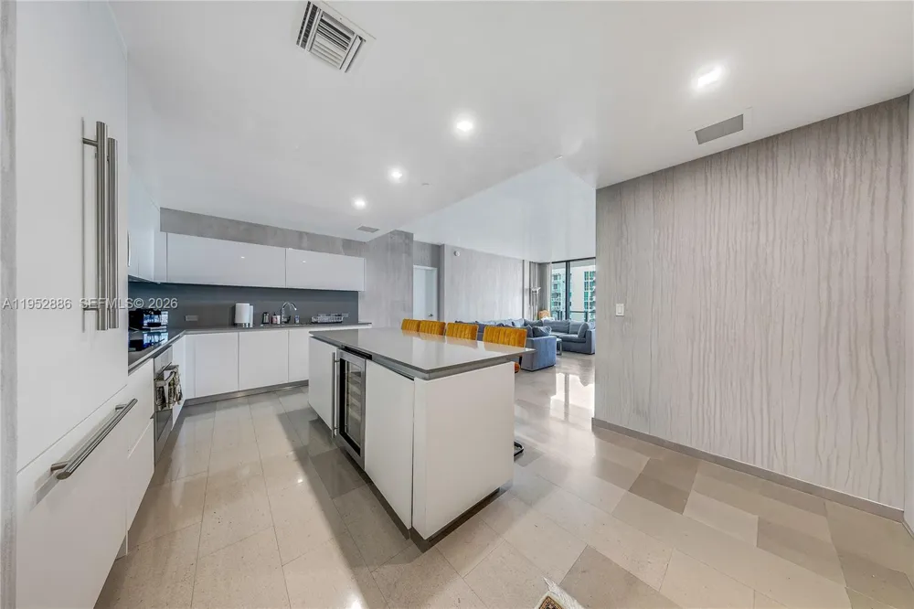 68 SE 6th St #3309 Miami, FL 33131
