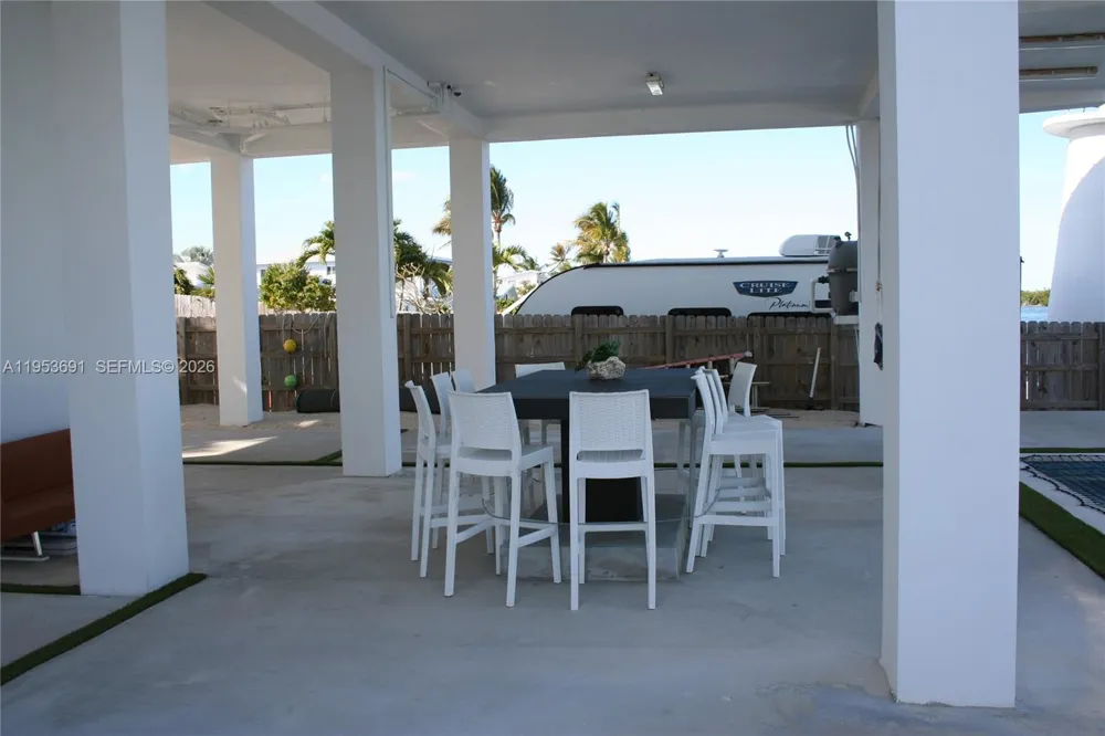 1553 Sunrise Dr Big Pine, FL 33043