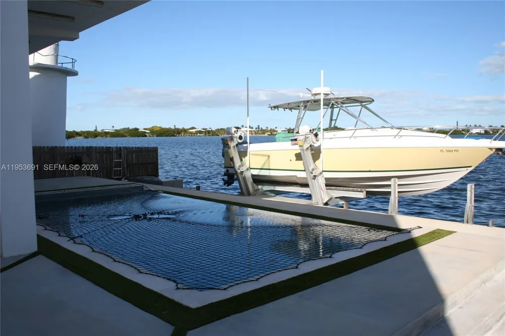1553 Sunrise Dr Big Pine, FL 33043