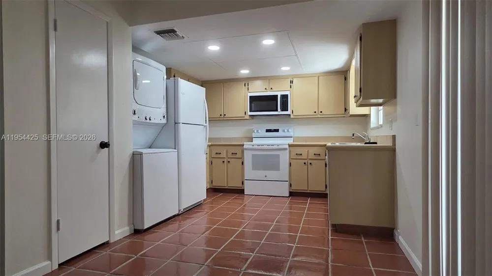 180 E Cypress Way #E230 Naples, FL 34110