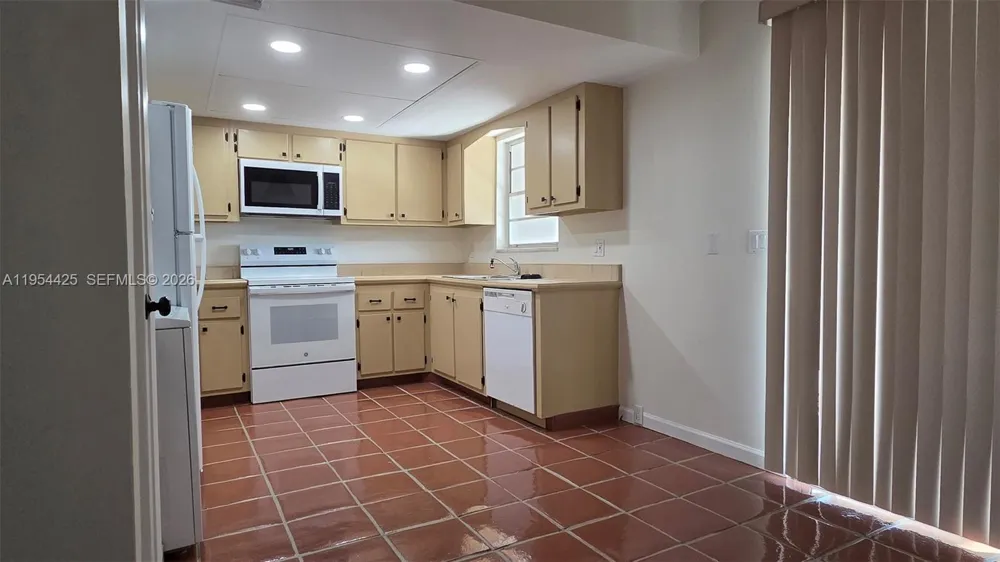 180 E Cypress Way #E230 Naples, FL 34110