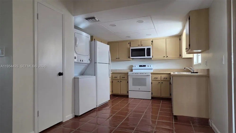 180 E Cypress Way #E230 Naples, FL 34110