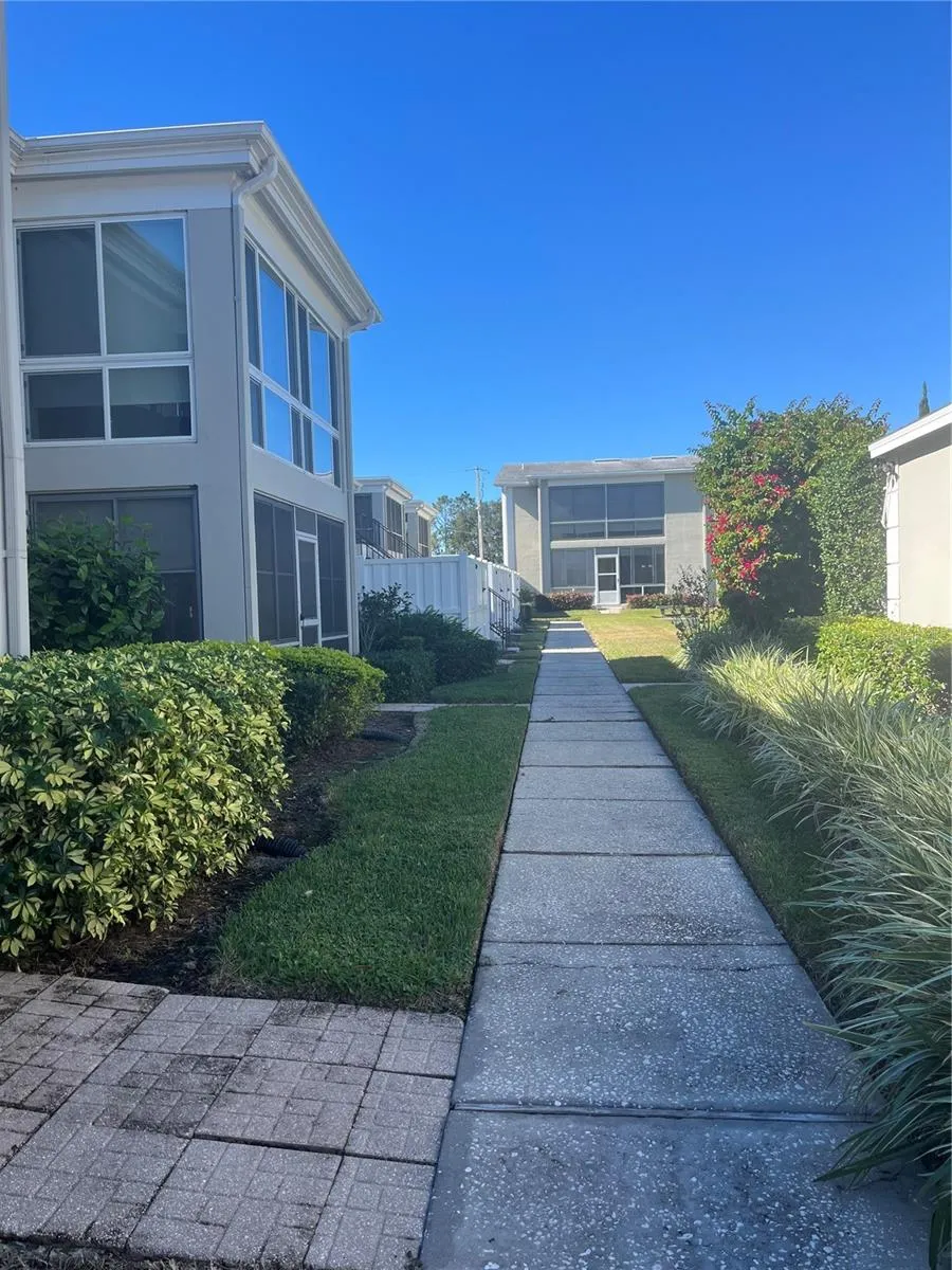 689 LAKE HOWARD DRIVE NW #1E Winter Haven, FL 33880