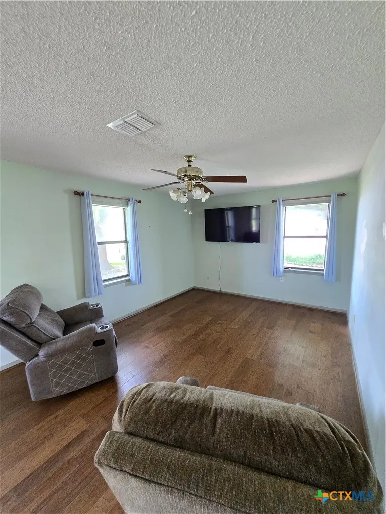 1495 W Bayshore Drive Palacios, TX 77465