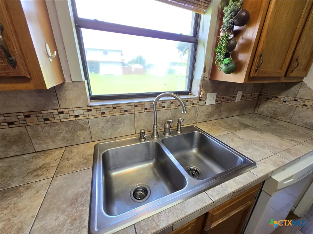 1495 W Bayshore Drive Palacios, TX 77465