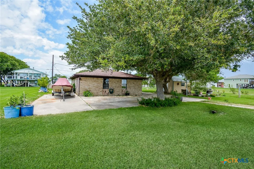 1495 W Bayshore Drive Palacios, TX 77465