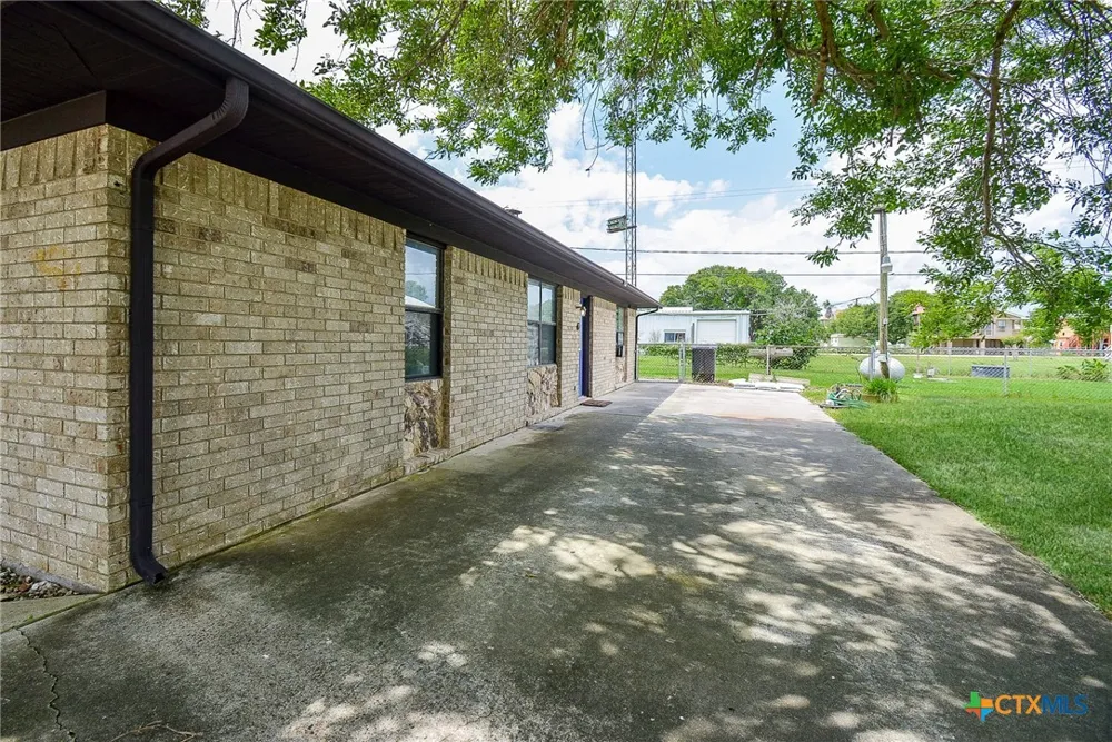 1495 W Bayshore Drive Palacios, TX 77465