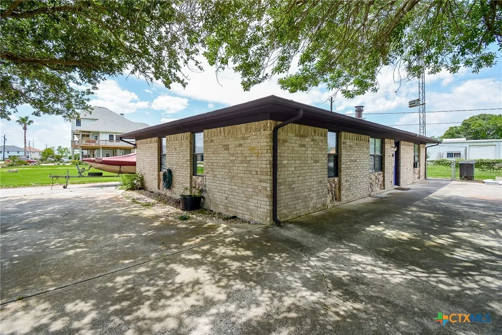 1495 W Bayshore Drive Palacios, TX 77465