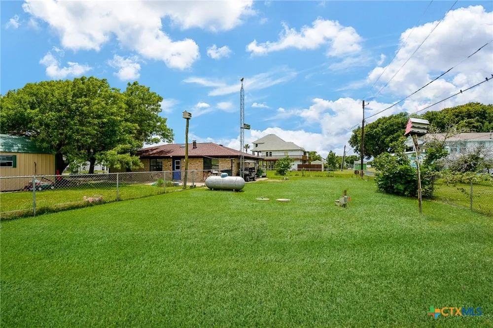 1495 W Bayshore Drive Palacios, TX 77465