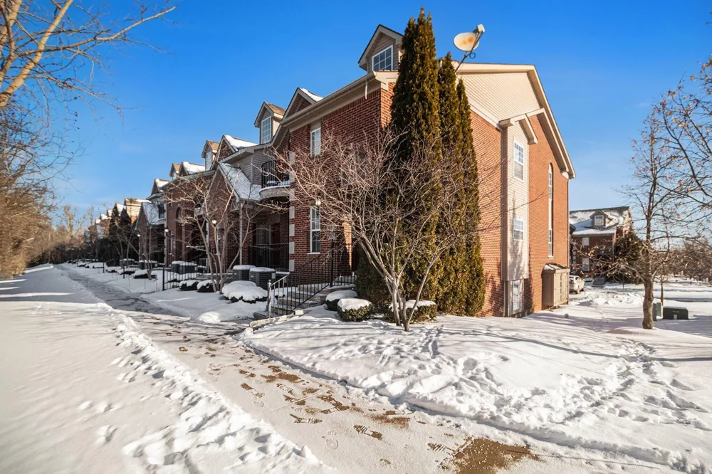 217 W Oakbrook Drive