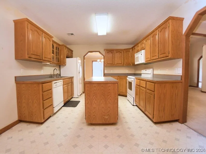 1119 Rolling Oaks Road Grove, OK 74344