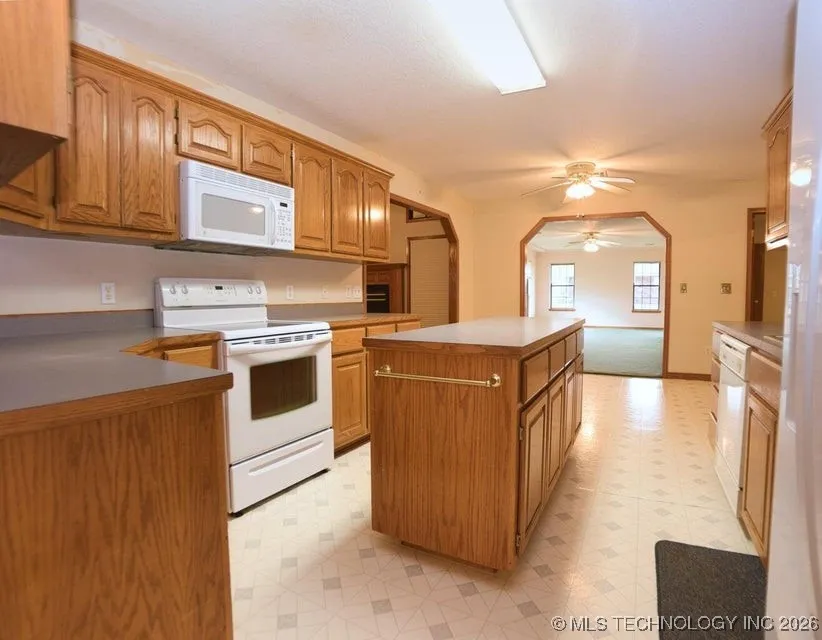 1119 Rolling Oaks Road Grove, OK 74344