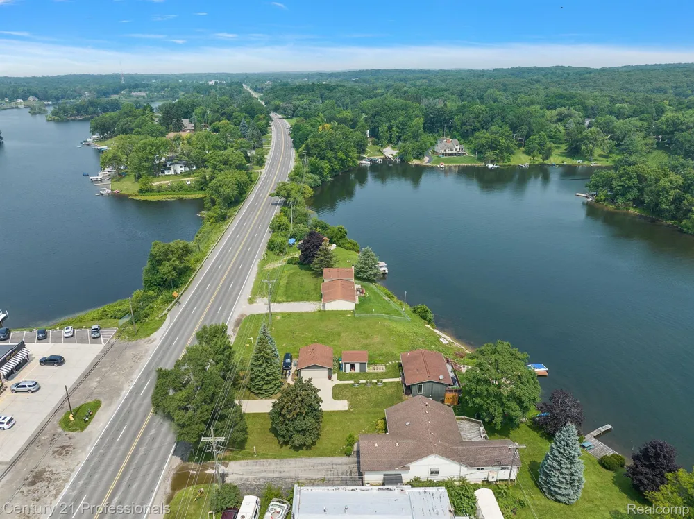 9876 W DIXIE Highway Springfield Charter Township, MI 48348