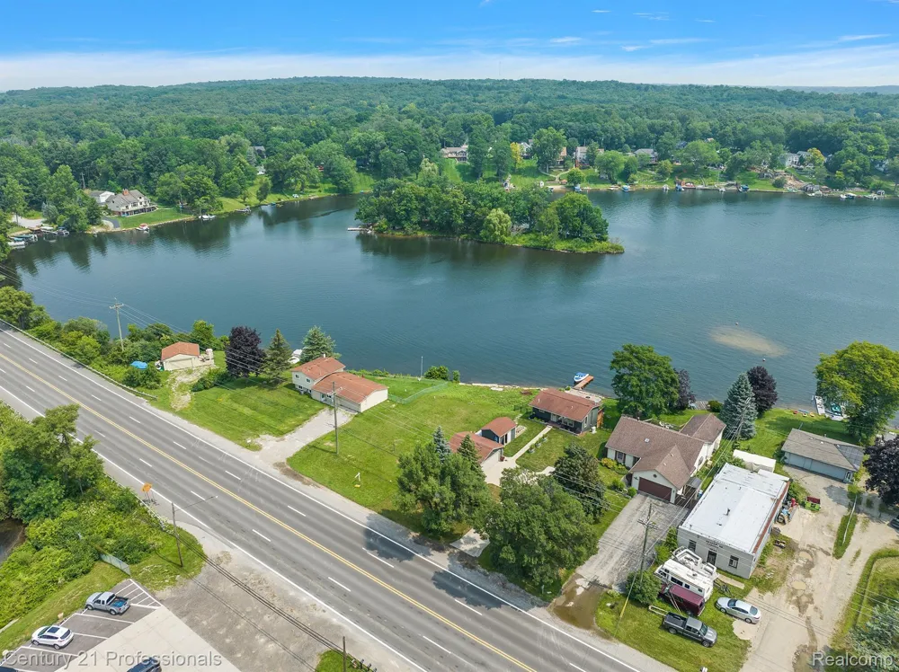 9876 W DIXIE Highway Springfield Charter Township, MI 48348