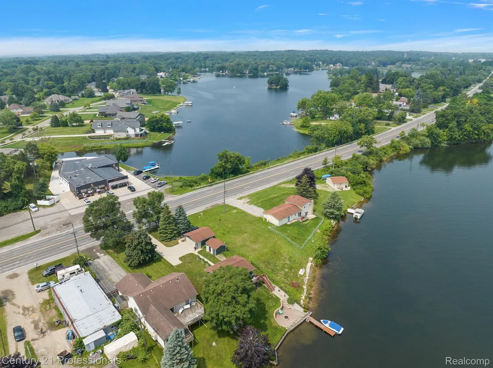 9876 W DIXIE Highway Springfield Charter Township, MI 48348