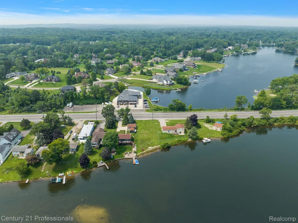 9876 W DIXIE Highway Springfield Charter Township, MI 48348