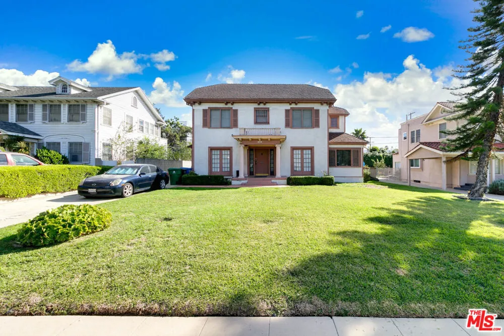 2136 S Victoria Avenue