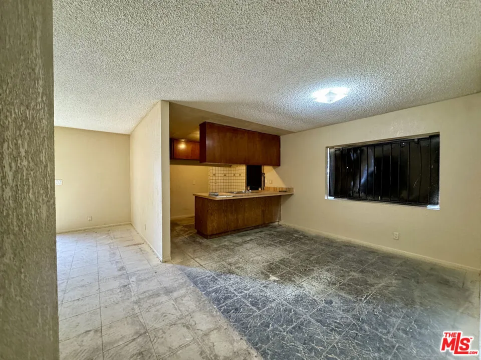 327 E 101st Street Los Angeles, CA 90003