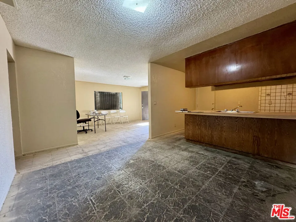 327 E 101st Street Los Angeles, CA 90003