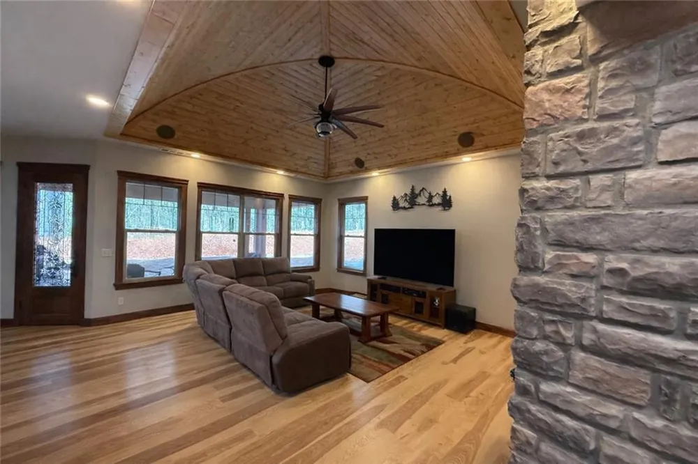 3331 Gumlog Road Young Harris, GA 30582