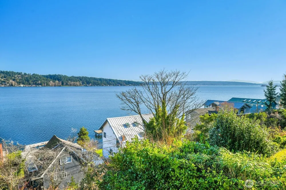 10742 Lakeside Avenue NE